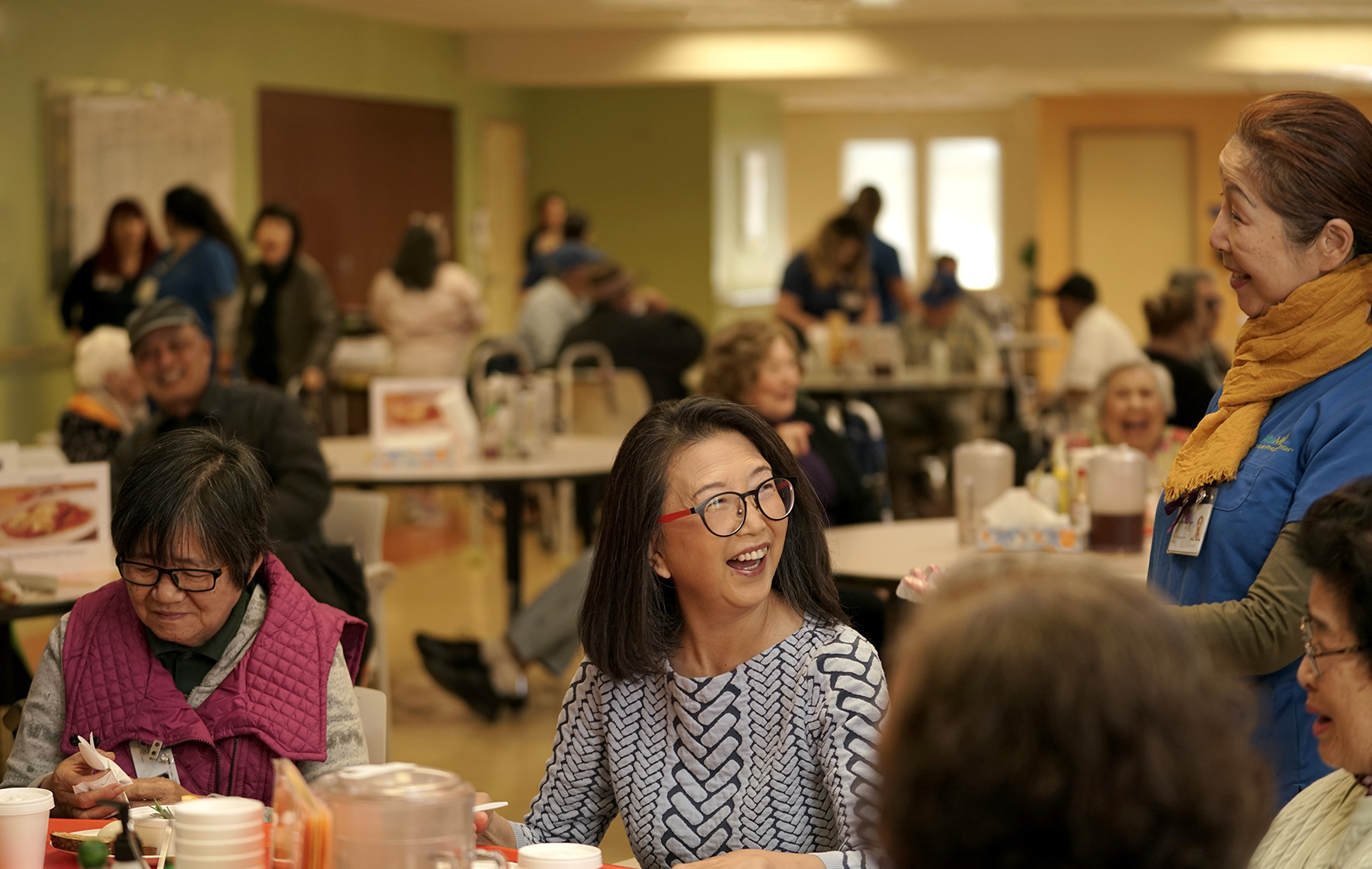 Personas mayores en el comedor de pace
