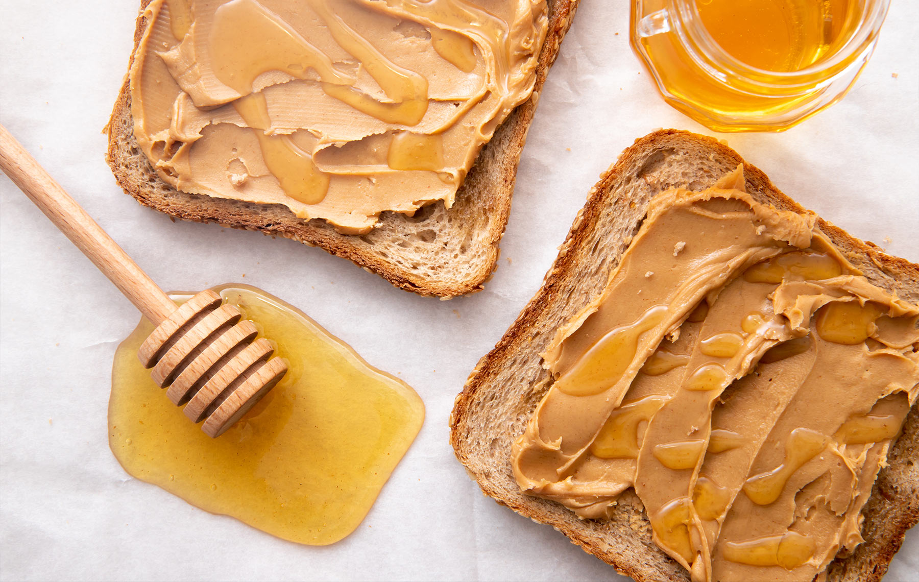 Pan tostado con mantequilla de maní y miel