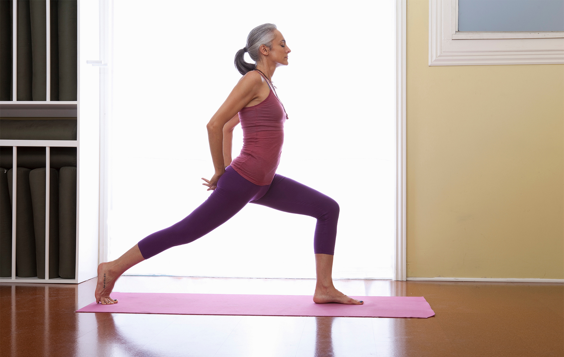 Señora haciendo yoga