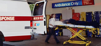 Ambulancia llegando a emergencias