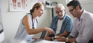 Personas en el consultorio del médico