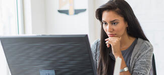 Mujer en la Computadora